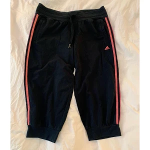 adidas trekvartsbyxor svart/rosa - material bomull, svart/rosa, väl tillstånd, inga skador, fickor på sidan, bekväm, 