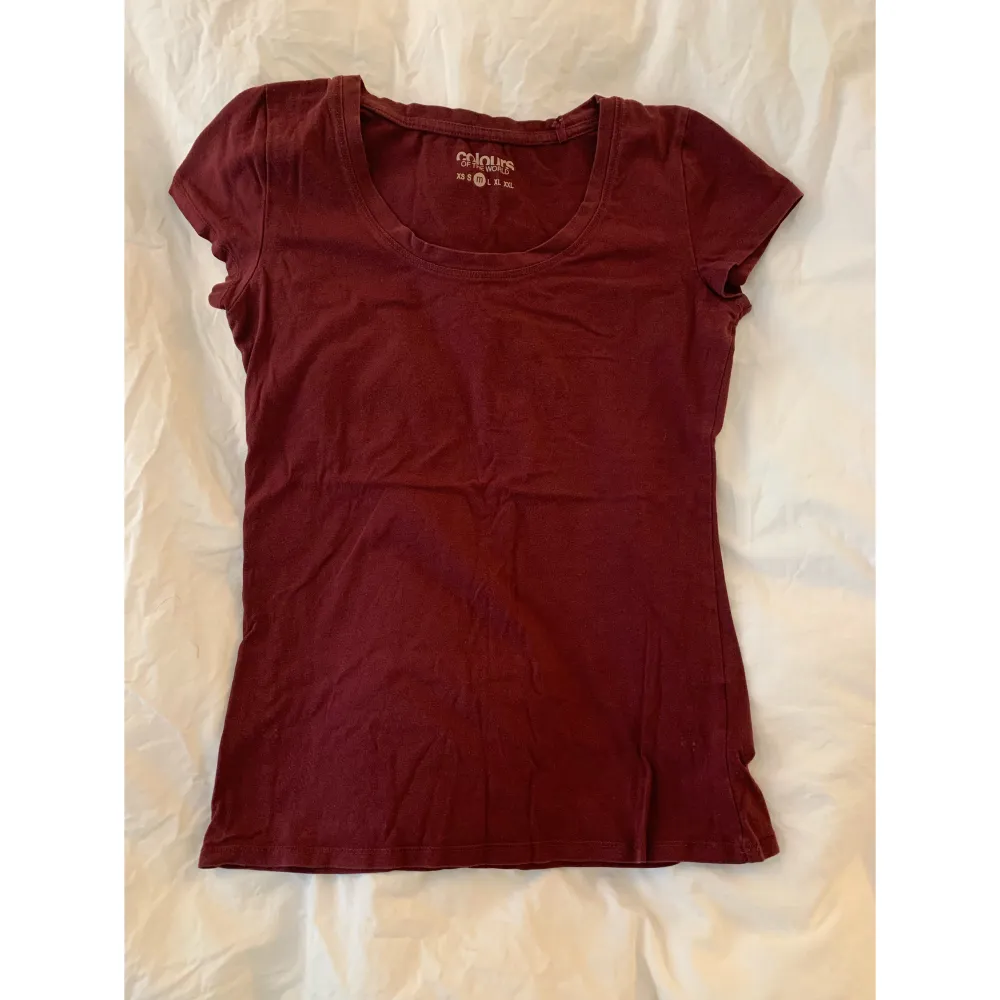 t-shirt vinröd, material bomull, väl tillstånd, varumärke: ”ColoursOfTheWorld”, bekväm, . T-shirts.