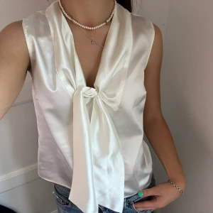 Topp!! - Så fin topp perfekt till fest!! Det står ingen storlek eller märke men skulle säga att den passar S-L beroende på hur man vill att den ska sitta!! Jag är S/M som referens❤️