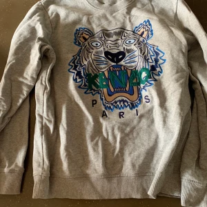 Kenzo tjocktröja  - Helt ny aldrig använd för den är För stor 