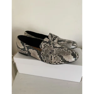 Ormmönstrade loafers  - Loafers i nyskick, använda en gång. 