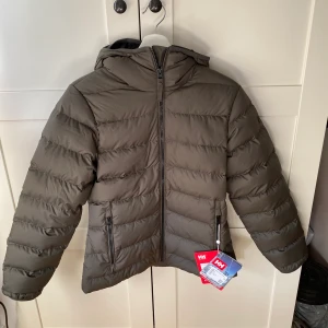 Helly Hansen jacka - Säljer en helly Hansen jacka som aldrig är använd, endast provad.  Storlek S. Grå/grön färg Ny pris 2500kr Mitt pris 1900kr Dam jacka Kan skickas, köparen står för frakten.  