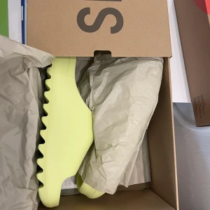 Yeezy slide green glow  - Storlek 47 nya med kvitto 