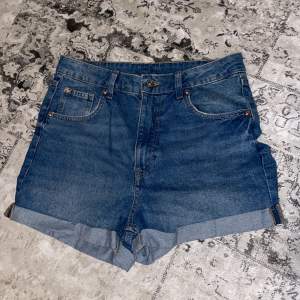 •Jeansshorts från hm •Använda noll ggr •Rök och Djurfritt hem  •Väldigt raka i modellen så rekommenderas inte för dig som har mer svank. •Strl 40, passar som ca 38