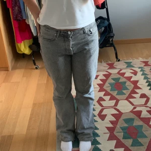 Mid Waist Hope Jeans - Säljer de här super snygga jeansen från hope, då de inte kommer till användning längre! Nypris: 1200kr De är storlek 28/M 