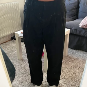 kostymbyxor - Ett par oversize kostymbyxor från Monki, knappt använda💓 