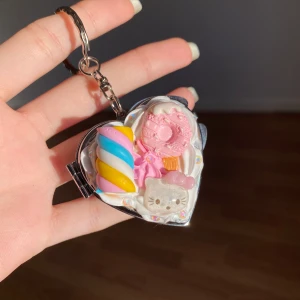 Mini spegel - Super söt hello Kitty mini spegel som man kan t.ex. hänga på väskan eller nycklar✨ gratis frakt 