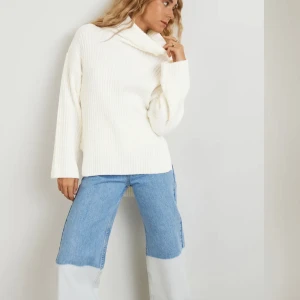 Stickad tröja - Stickad tröja med normal passform. Tröjan är brun,långärmad och något längre baktill med slits på sidorna. Använt ett fåtal gånger. Storlek S