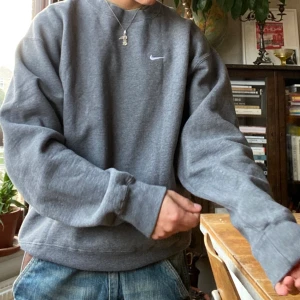 Nike Tröja - Sjukt skön Nike tröja i tjockt material och grå färg. Storlek S men är oversized och passar S-L. Frakt tillkommer, hör av dig vid frågor! 
