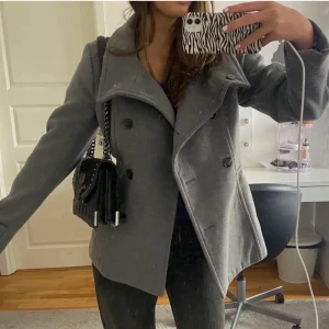 Kappa - Säljer denna kappa från hm så den ej kommer till användning, skit snygg och perfekt till hösten!!🤎🤎 ( lånade bilder ) köpte här på plick för 600kr. Möts upp i Stockholm eller postar, köpare står för frakt🫶