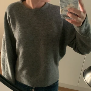 Stickad tröja - Säljer min stickade tröja från Zara! Perfekt till hösten och ser helt ny ut ( inga fläckar ingenting). Är inte säker på frakten men kollar så fort intresse av köp❤️ Säljer pga behov av pengar ❤️