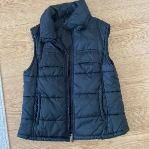 Vest - Väst från Yendi paris inte ny men aldrig använt. I bra skick sitter fint, värmer fint, skön o mysig. 