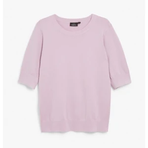 Lila stickad tröja  - En lila/rosa stickad t-shirt från Kappahl. Kom privat för fler bilder. Köptes för 300kr men säljer för 79