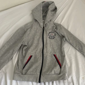 Grå kofta 12 år  - Grå, fin kofta som jag köpte utomlands. Min son växte ur den snabbt. Orginalpris 150kr