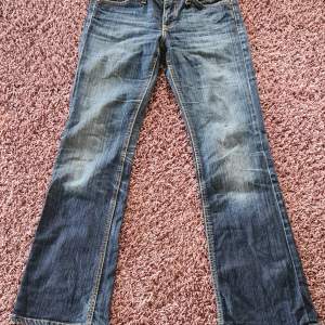 Lowwaist jeans i storlek 29/32