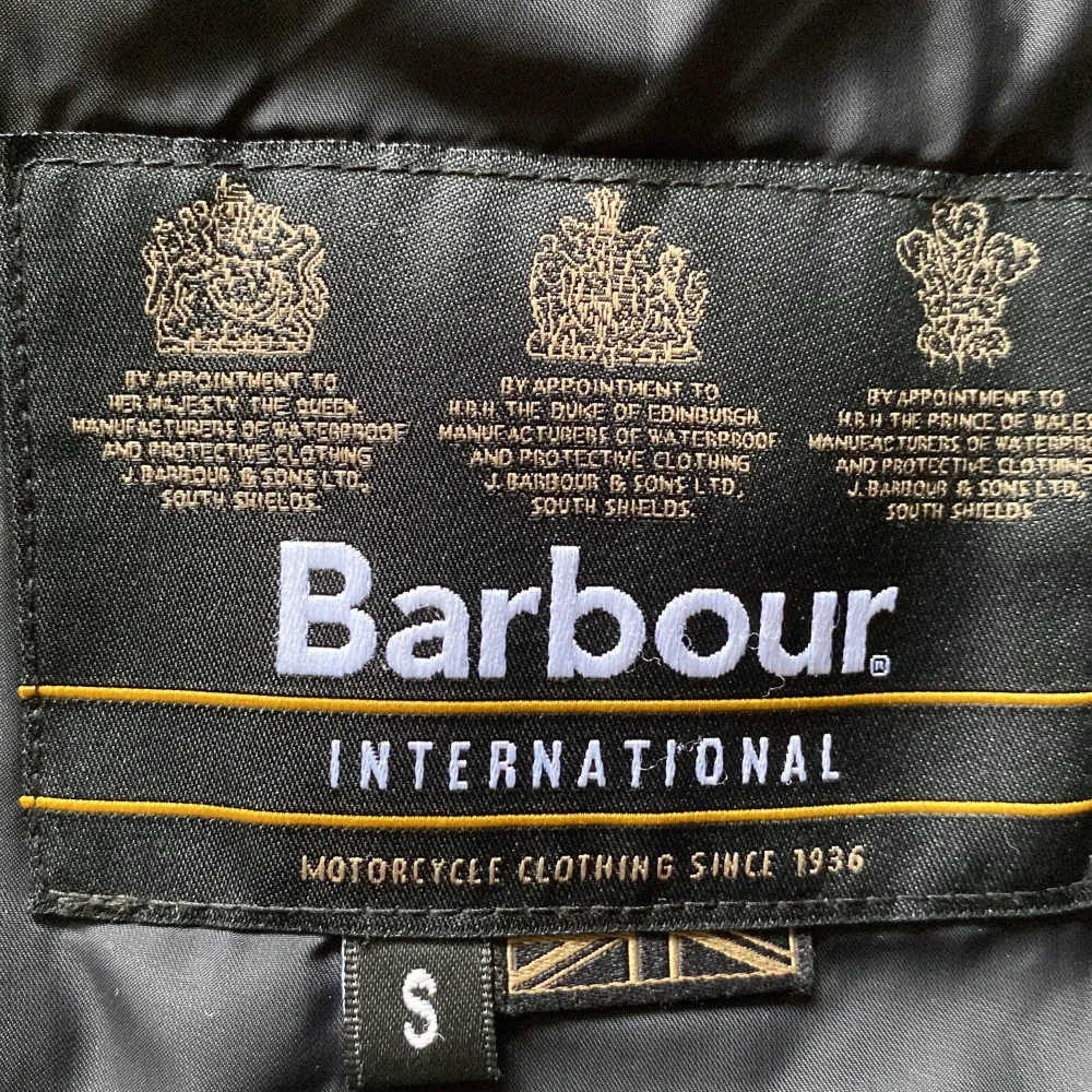 Storlek:S jag säljer min Barbour jacka då den är för liten. Den är knappt använd och är i mycket bra skick. Skriv om ni har några frågor. Jackor.