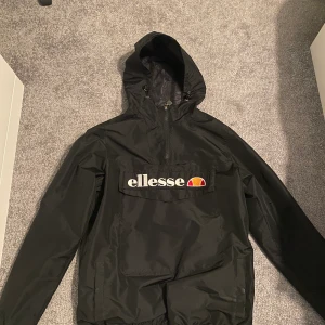 Ellesse jacka - Svart Ellesse jacka med luva. Bra skick, använd ett antal gånger. Herr jacka men funkar som unisex. Köparen står för frakten! 