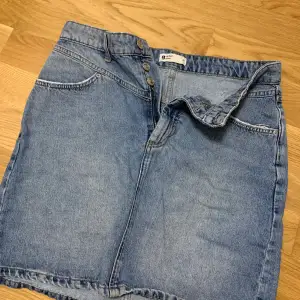 Superfin kjol i jeans material. Den är för stor för mig, str 38. Passar till sommar men även till våren och hösten 