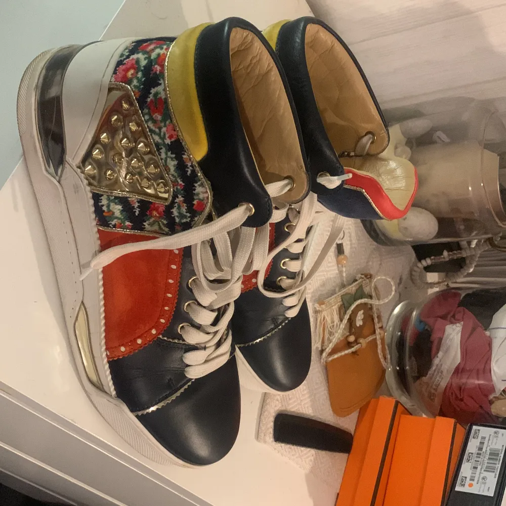 Säljer Mina Louboutins nu när jag ej har användning för de skorna nån mer. Köpte dem i Paris 2019 Det är i Bra skick Pris kan diskuteras . Skor.
