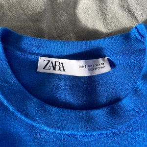 Zara tröja blå - Jätte snygg tröja från zara❤️ Säljer så den inte kommer till användning. Köptes för 1 år sen och är knappt använd, den är i väldigt bra skick❤️