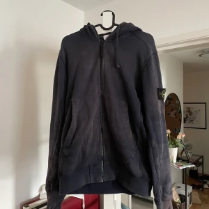 Stone Island hoodie - Stone island hoodie med några år på nacken säljer billigt snabb affär den är storlek L