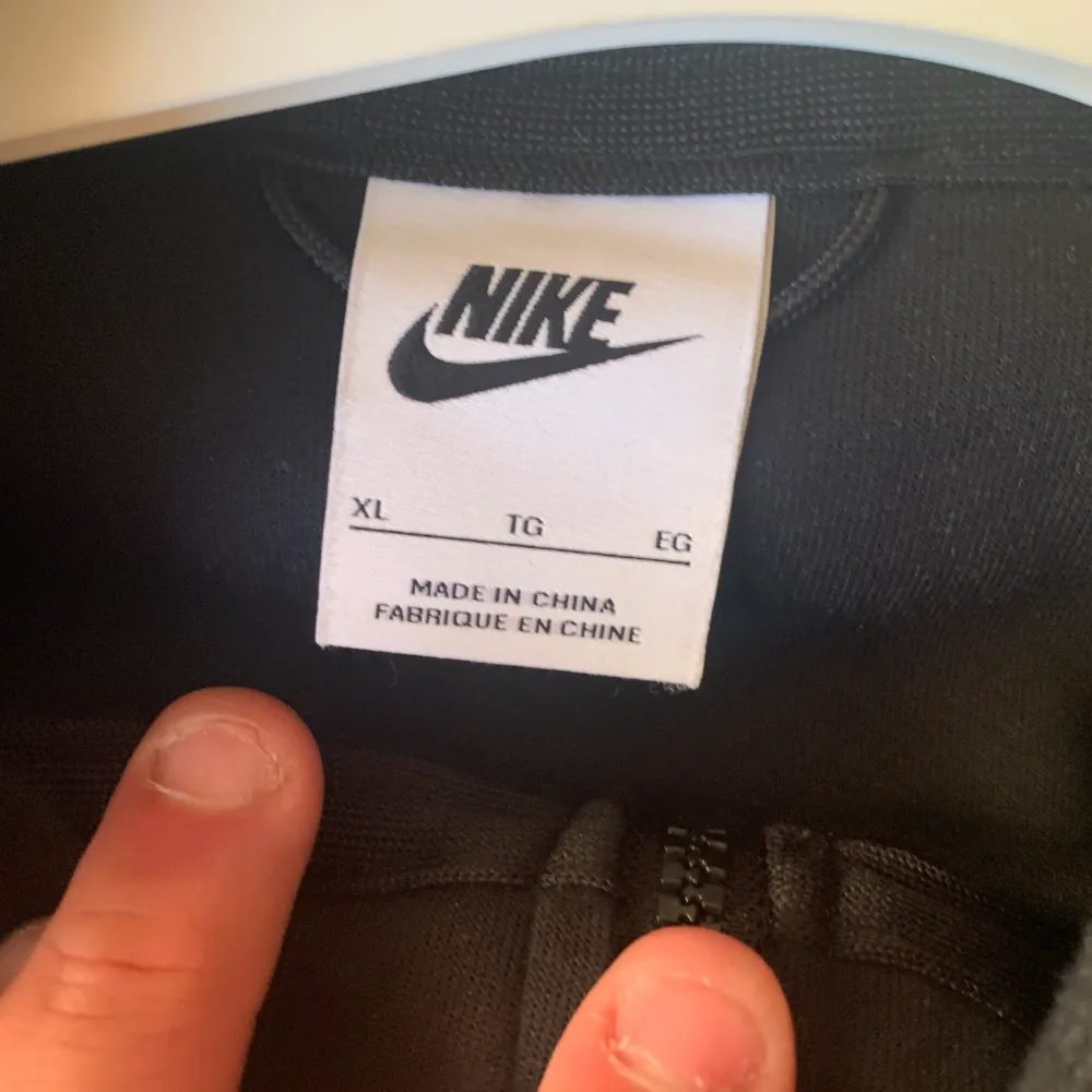 En oanvänd Nike tech fleece tröja. Säljer det för att den är för stor för mig. Hoodies.
