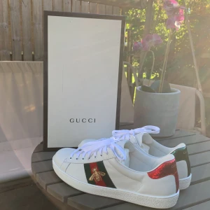 Gucci skor  - Säljer ett par Gucci skor, helt oanvända förutom testade nån gång, box och allt finns. Nypris runt 7700kr pris kan diskuteras vid snabb affär! Är öppen för byten oxå! 