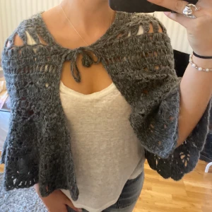 Poncho - Jätte fin stickad poncho liknande kofta, köpt på sellpy. 89kr