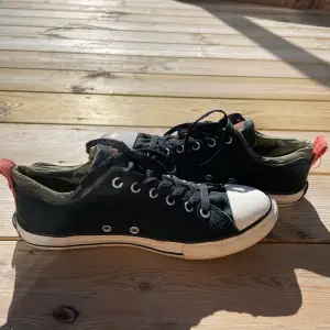 Fina svarta låga Converse i fint skick med kamouflage färgat foder och röda detaljer. Som nya kostar de ungefär 700kr, men säljs till 250kr. Betala gärna med Swish. Finns att hämta utanför Lomma, men kan även fraktas och då står jag för frakten