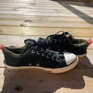 Svarta Converse stl 37,5 - Fina svarta låga Converse i fint skick med kamouflage färgat foder och röda detaljer. Som nya kostar de ungefär 700kr, men säljs till 250kr. Betala gärna med Swish. Finns att hämta utanför Lomma, men kan även fraktas och då står jag för frakten