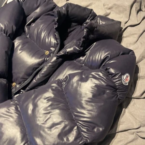 Moncler jacka! - Jättefin moncler jacka, använt skick men inget man ser på. Storlek xxs/xs. Har inget äkthetsbevis! Pm vid fler bilder. Hade tänkt mig 2000kr, pris kan diskuteras vid snabb affär!💓