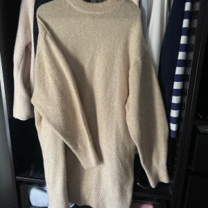 Stickad klänning - Beige stickad klänning från H&M! Fint skick och supernajs nu till hösten o vintern till ett par höga stövlar/boots tillexempel! Storlek S men den är rymlig så den passar allt från XS-L beroende på önskad passform! Spårbar frakt 57kr🤎