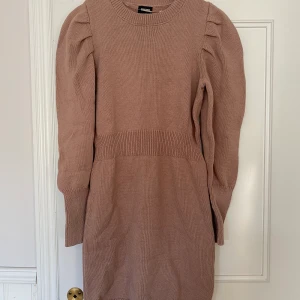 Stickad klänning - Beige stickad klänning från Bubbleroom. Endast använd en gång. Storlek M men passar även S.  Köparen står för frakten.