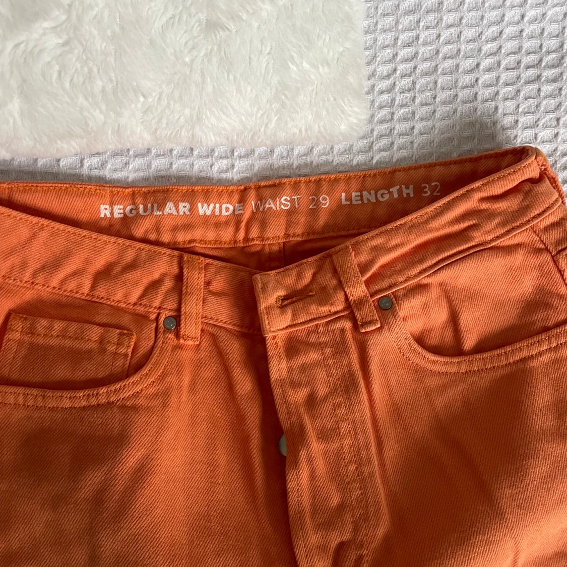 Skitcoola oranga jeans från bikbok. Säljer för att de är för långa och aldrig används. - 91