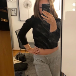 Tröja - Hej säljer denna toppen som man kan ha både till vardags men också finare tillfällen den har puff axlar och är i ett ribbat material. Pris kan diskuteras ❤️