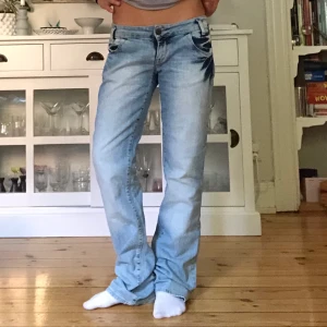 Lågmidjade jeans - Sjukt coola lågmidjade jeans med fina detaljer🫶🏼 midjemått: 81cm Innerbenslängd: 85cm, jag är 160 för referens❗️ANVÄNDER EJ FUNKTIONEN FRAKT 63KR❗️