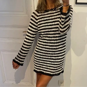 Randig superfin trendig klänning! - Säljer min så fina randig klänning från Stradivarius! ❤️ Säljer för har en till, jättefint o ha nu till hösten med svarta tights eller höga stövlar! Skönt material och säljer för 350 + frakt! Hör av dig vid intresse!❤️ Lånade bilder! 