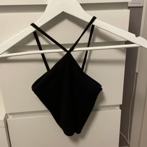 Zara topp - Fin zara topp som jag sytt upp banden lite på men den är i nyskick då den endast är använd ca 3 gånger