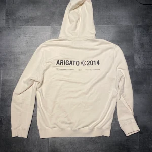 Arigato hoodie - Arigato hoodie i toppskick. Storlek L. Köptes på NK i Göteborg. Pris kan diskuteras vid snabb affär!