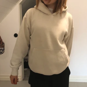 Ny Zara Hoddie beige - Jag säljer denna näst intill oanvända zara hoddie i storlek s. Det är en man modell så den är lite oversize. Funkar för alla. Den kommer utan band men går att sätta i egna lätt. Priset går att diskutera. Köparen står för frakt.