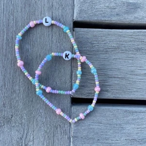 DESIGNA ARMBAND! 🌸 - Välj själv färg, om du vill ha text, vilken omkrets & om ni vill ha ett hjärta i någon färg! 🌟  Vi har sålt över 200 st på Instagram!   Vi säljer armbanden för 49kr/st & det är helt fri frakt! 💕 exempel på färger som finns inne syns bland bilderna! 