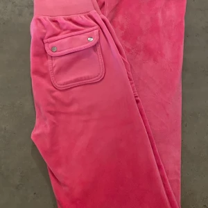 Juicy Couture byxor - Juicy Couture byxor säljes i mycket fint skick! Rosa Del Ray Classic velour pant med fickor. Ligger ute igen på grund av oseriös köpare som inte svarar på sms.