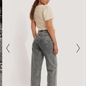 Jeans NA-KD - Jättesnygga jeans med vida ben som jag använt ett fåtal gånger men i väldigt bra skick. Lite för korta för mig som är 174cm lång. Nypris 659kr. Inte mina bilder⚠️ hör av er vid fler frågor.