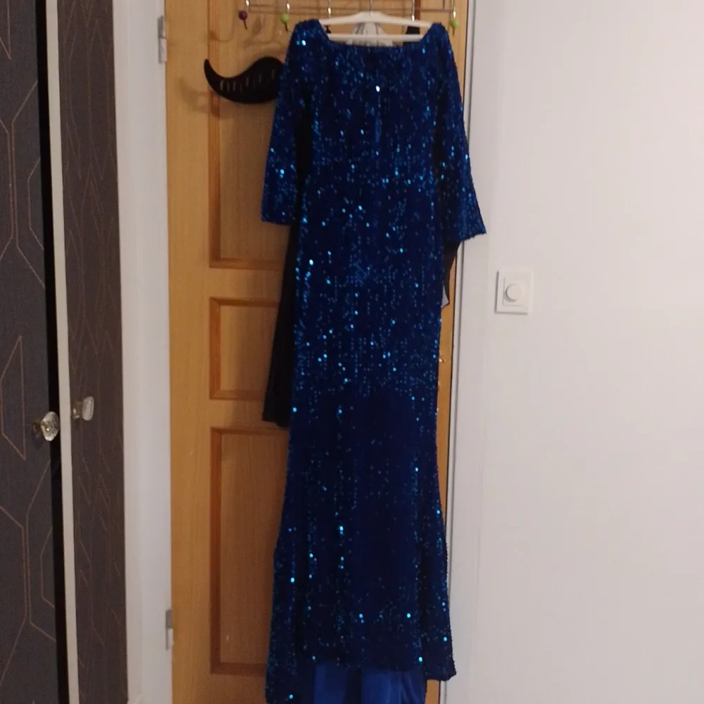 Säljer min klänning är helt ny har används en gång är fin long köpte den för 500kr men pris kan snackas . Klänningar.