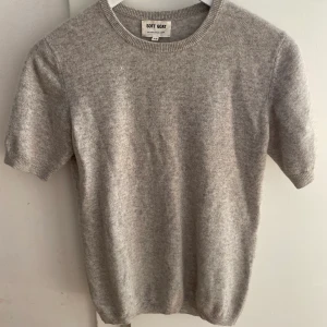 Soft goat t shirt - Säljer min så fina soft goat t shirt, 100% Kashmir i jättefint skick, slutsåld modell, nypris 2950❤️