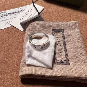 Gucci ring, size 25, cond 9/10, kvitto finns kvar, pris 1500kr