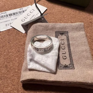 Gucci ring size 25 - Gucci ring, size 25, cond 9/10, kvitto finns kvar, pris 1500kr
