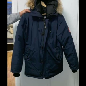 Canada goose - Säljer nu min canada goose för har ingen användning av den längre, står att storleken är S men den är som M/L Har ej kvitto på den då jag haft den ett tag Kom privat för mer fitt bilder Säljes billigt för vill bli av med den