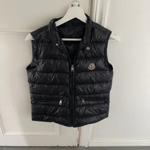 Moncler väst - Skick 9/10 Storlek 14år, passar XS-S Tags medföljer Frakt betalas av köparen Självklart äkta!