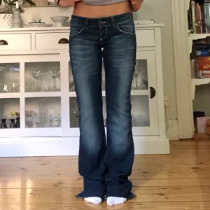 Lågmidjade jeans - Lågmidjade jeans med snygga bakfickor i bra skick (ser avklippta ut längst ner, skriv för bilde)❣️ midjemått: 81cm Innerbenslängd: 87cm Jag är 160 för referens🫶🏼 ❗️ANVÄNDER EJ FUNKTIONEN FRAKT 63KR❗️